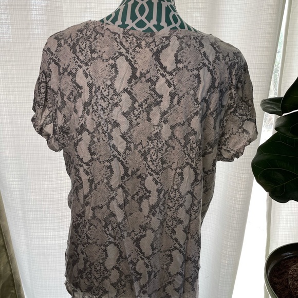 H&M Snakeprint Gray T Shirt - Picture 7 of 9